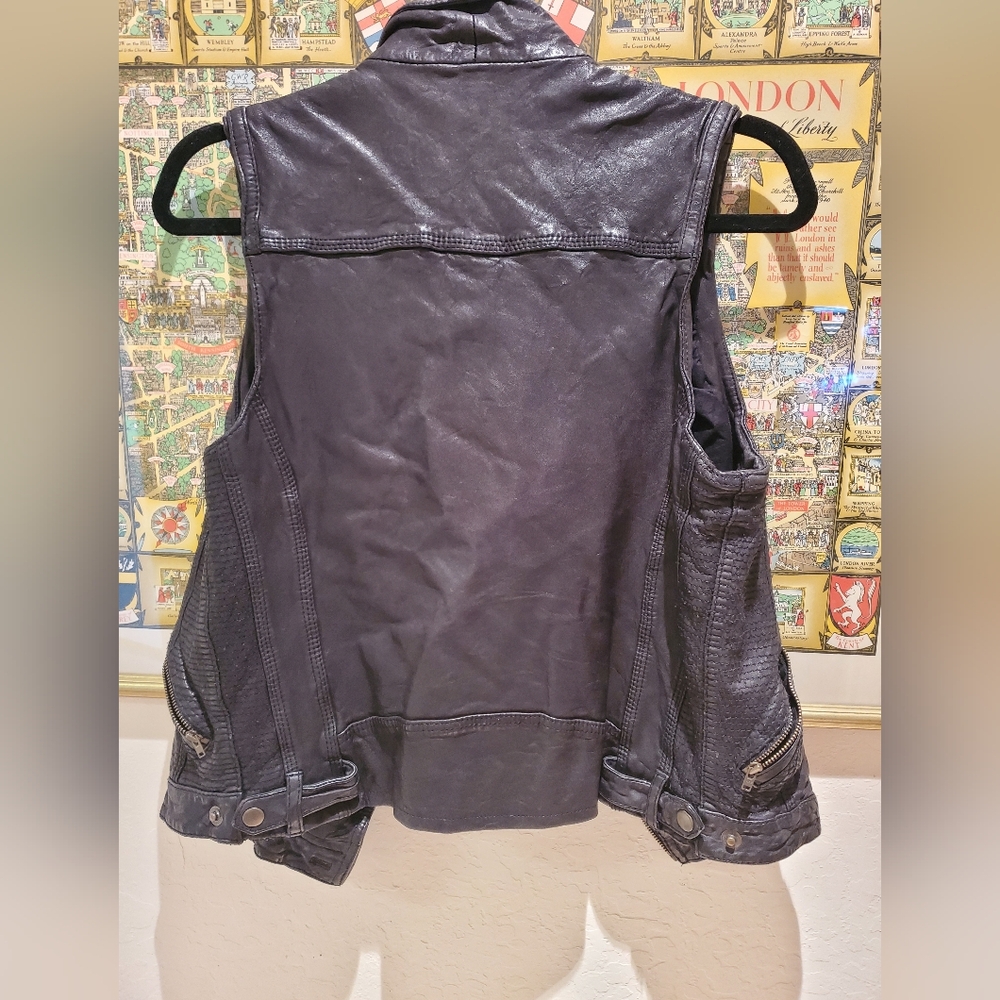 What goes around comes around Distressed Leather Vest - Picture 4 of 7